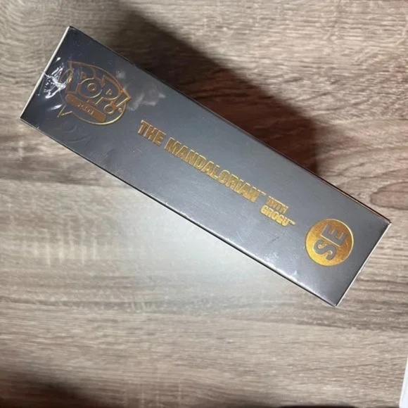 Funko POP! Pins: #SE Star Wars: The Mandalorian - Mando Holding Grogu - Picture 2 of 6